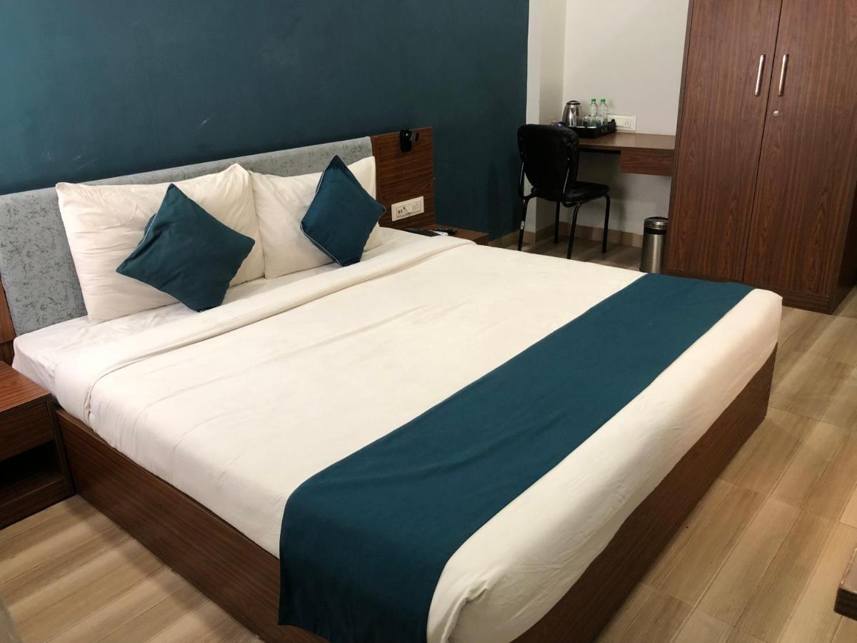 Hotel Ballfin Indore Индор Екстериор снимка