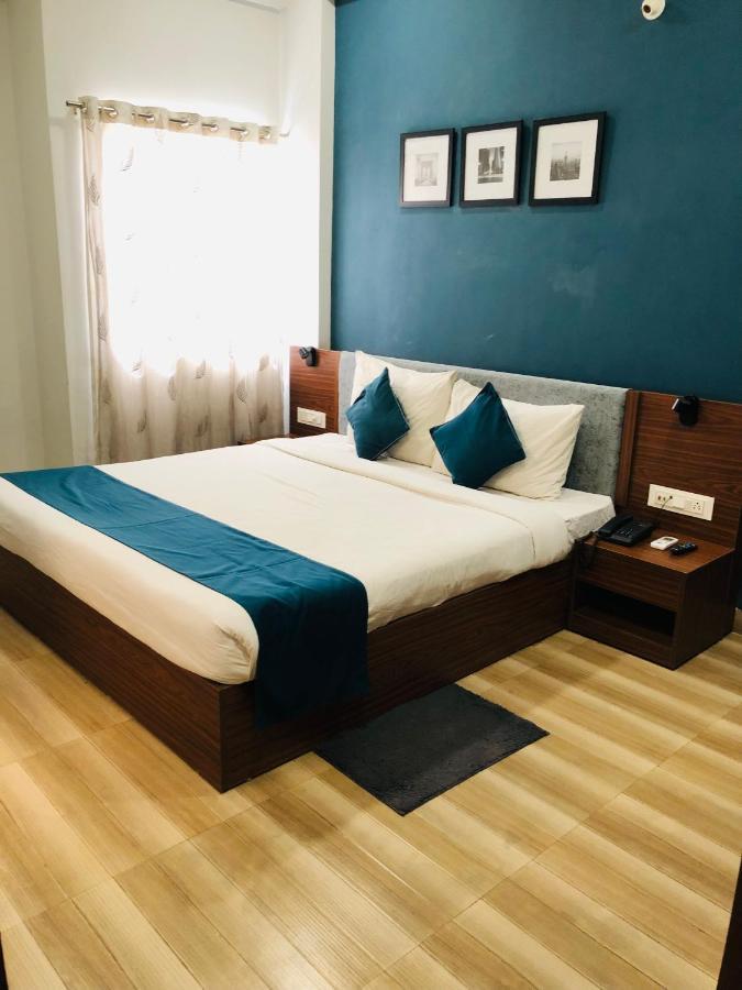 Hotel Ballfin Indore Индор Екстериор снимка
