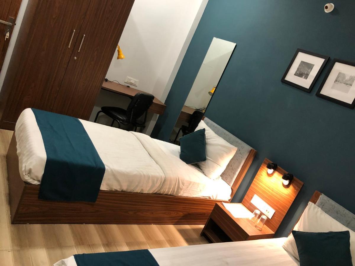 Hotel Ballfin Indore Индор Екстериор снимка